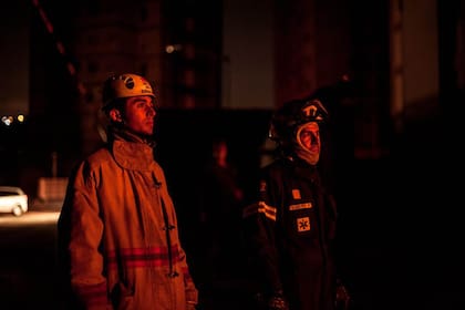 "Aunque la militarización de la zona fue inmediata, fueron los propios vecinos quienes tuvieron que atender la primera etapa de la emergencia. Esa acción valiente permitió proteger vidas, antes de que los bomberos y Protección Civil llegaran al lugar a controlar el incendio", tuiteo Guaidó