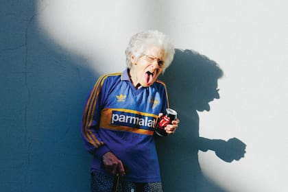 La abuela rockera, en una de las producciones con las que Santiago reflejó la diversidad de edades y estilos pero la misma manera de sentir el azul y oro.