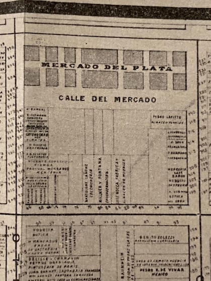 "Calle del Mercado" es el nombre con el cual figura en un plano de 1870. El nombre "Carabelas" se le daría en 1893.
