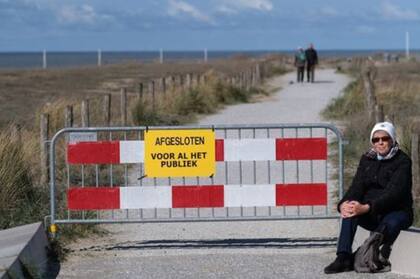 "Cerrado al público" se puede leer en una valla en el municipio costero de Katwijk.