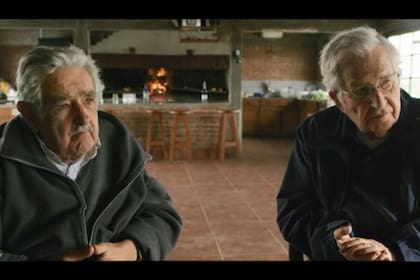 El encuentro entre el "sabio del norte" y el "sabio del sur", como los llama el director, se dio en la casa del expresidente José Mujica