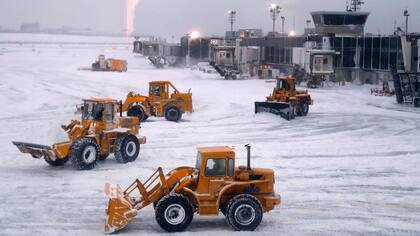 Las máquinas sacan la nieve de las pistas en el aeropuerto JFK