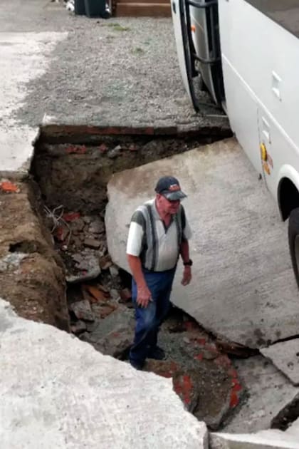 "Después de que el autobús cayó, también encontramos un túnel encabezado hacia la casa de unos 3 o 4 metros", detalló el propietario