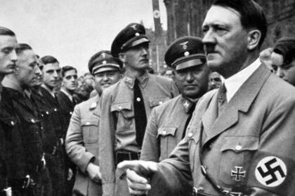 Robert Ley, detrás de Adolph Hitler, durante un mitin político nazi