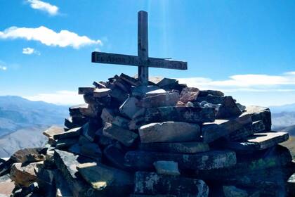 "El amor no se exige, se da": la inscripción de la cruz dispuesta en la cima del Pacuy