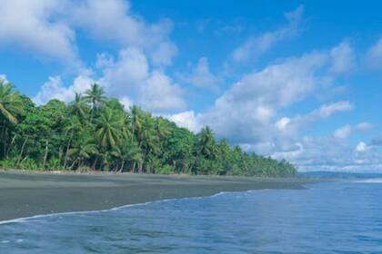 Las opciones de turismo en Costa Rica van desde las majestuosas playas a retiros de yoga o caminatas en un volcán