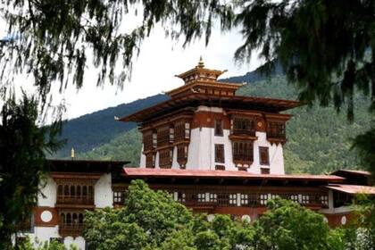 Bután, el pequeño reino asiático ubicado en la cordillera del Himalaya, es también conocido como "el país de la felicidad"