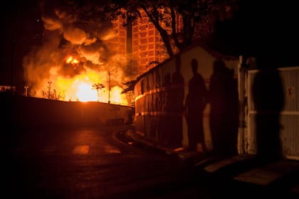 "El régimen usurpador sigue abordando esto de manera irresponsable. Prefieren poner en riesgo la vida de venezolanos que asumir la magnitud de la crisis", tuiteo Guaidó