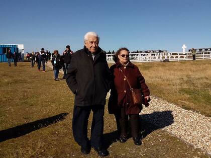 "Ese anillo tiene la fecha y el nombre de su prometida”, relata orgullosa la mamá de José