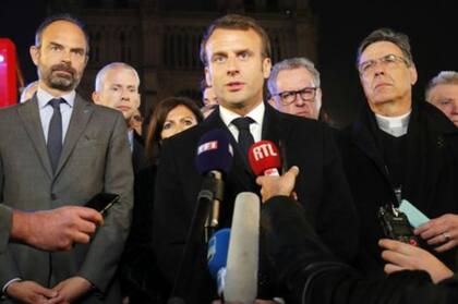 "Esta catedral la vamos a reconstruir, todos juntos", prometió Macron al pie de una Notre Dame todavía en llamas