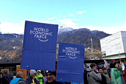 "Farsa Económica Mundial", decían los carteles en crítica al Foro de Davos en la marcha de protesta del domingo