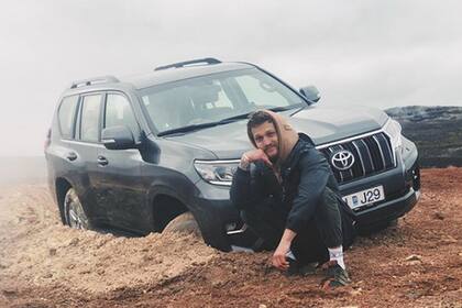"Felicidades, recibí una multa y casi se termina nuestro viaje en el segundo día", dijo Alexander Tikhomirov en su cuenta en Instagram tras quedar varado en un sector de Islandia donde está prohibido circular con vehículos