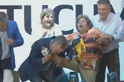 "Fue el beso de la patria", señaló Manuela Ledesma, la mujer a la que Mauricio Macri definió como "la Cenicienta tucumana"