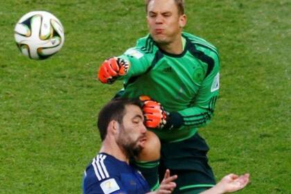 Neuer y una polémica jugada ante Higuaín, en la final de la Copa del Mundo Brasil 2014, que Alemania le ganó a Argentina