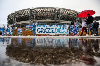 "Gracias Diego", se lee en una de las banderas ubicadas en homenaje a Maradona en el San Paolo
