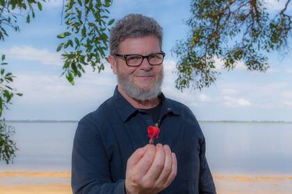 Gustavo Santaolalla volvió a Ciudad Jardín para visitar la Ruta del Rock