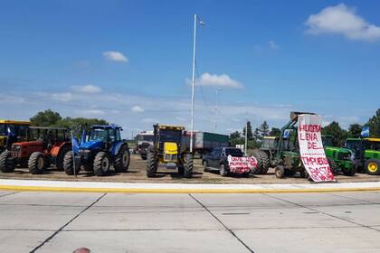 "Heladera llena de impuestos", dice una bandera en la protesta en Bell Ville