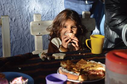 "Hora de enchastrarse", inauguracin del merendero Doa Mery, en Beccar. Mezcla de goce y ansiedad de comer algo tan rico, con la picarda infantil de comer y enchastrarse toda la cara, sin que importe nada.