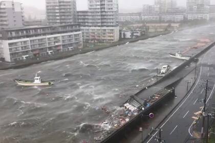 La intensa lluvias y los fuertes vientos provocaron inundaciones y fuertes olas