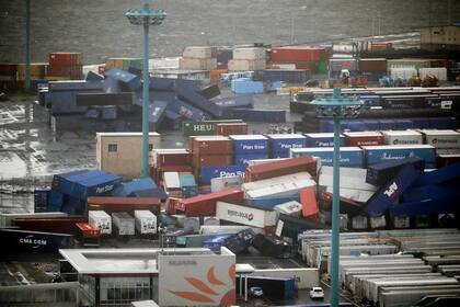 Los fuertes vientos volaron varios contenedores en el puerto de Osaka