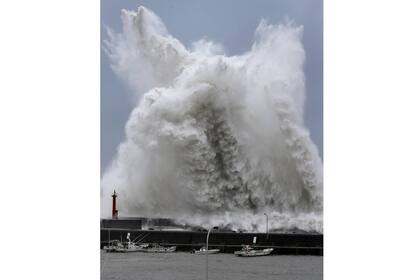 Los vientos con ráfagas de 220 km/h provocaron olas de varios metros de altura