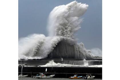 El mar pega contra un rompeolas, algunas llegan a tener la altura de un edificio