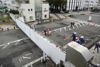 En el puerto de Nagoya se cerraron las compuertas del rompeolas