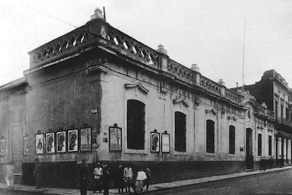 "La Casa de la Virreina Vieja", en la que vivieron el Virrey del Pino y su mujer Rafaela Francisca de Vera Mujica y López Pintado; la virreina en cuestión.
