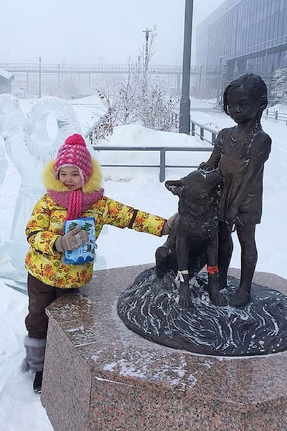 "La chica y el perro": la estatua que conmemora la historia de Karina Chikitova y su perra Naida
