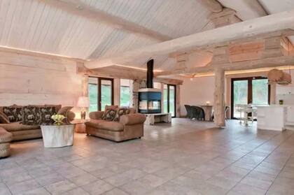 Una de las salas de estar de la propiedad de Tiger Woods