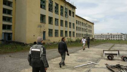 "La imagen no podía ser más desoladora: una hilera de enormes bloques de hormigón, rectángulos grises de cinco pisos de altura, separados por unos cien metros uno de otro. Ninguna persona a la vista". La ciudad deshabitada de Kadykchan, que se toparon en el viaje de Siberia