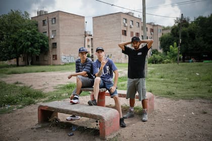 "La juventud absorbe mucho del contenido de las canciones. Celebrar la delincuencia no es un buen mensaje. Actualmente hay muchos fenómenos, extraños, que no generan buena música. Están vacíos. Pero la industria se apodera de ellos", agrega R.A.