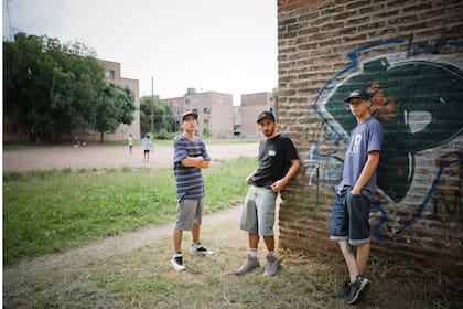 "Muchos de los adolescentes que entran en el hip-hop provienen de barrios adonde los políticos también comenten delitos, porque se roban hasta el dinero de las cloacas y del pavimento", explican los miembros de 4Skillz