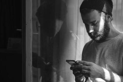 "Las redes sociales no nos están haciendo tan felices como nosotros creemos", dice la psicóloga Santos