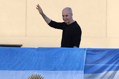 Horacio Rodríguez Larreta saluda desde el palco