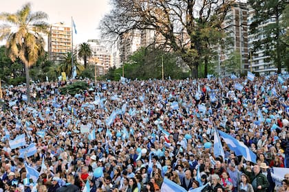 "Lo damos vuelta": los cantos y los carteles de la marcha macrista en Belgrano