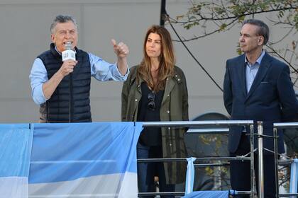 El presidente Mauricio Macri durante el discurso en las Barrancas de Belgrano, a su lado la primera dama Juliana Awada y el candidato Miguel Ángel Pichetto