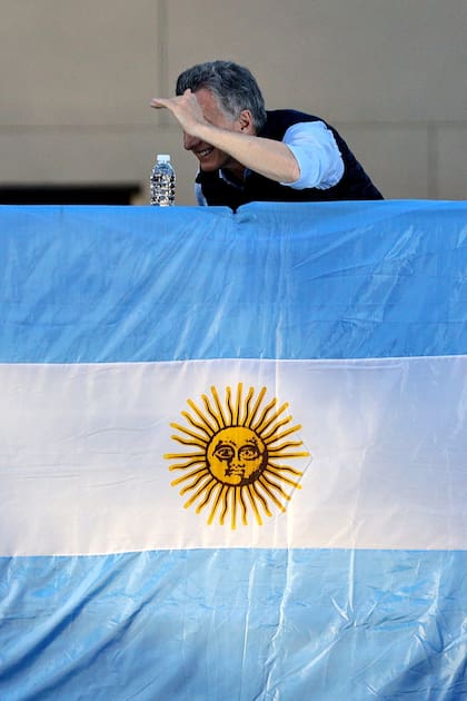 El presidente Mauricio Macri observa al público 