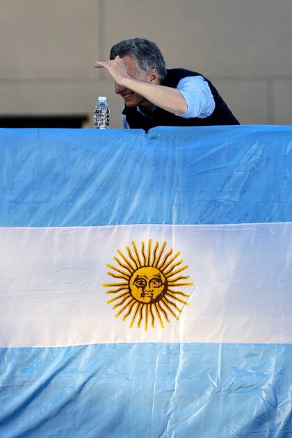 El presidente Mauricio Macri observa al público