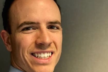 "Lo primero es enfocarse en ahorrar y manejar las deudas", dice Kuderna.