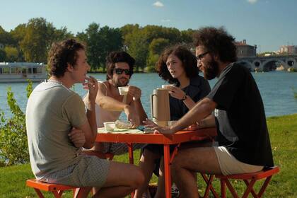 "Los exiliados románticos" cuenta la historia de tres amigos y un viaje a Francia en el último periplo de la juventud