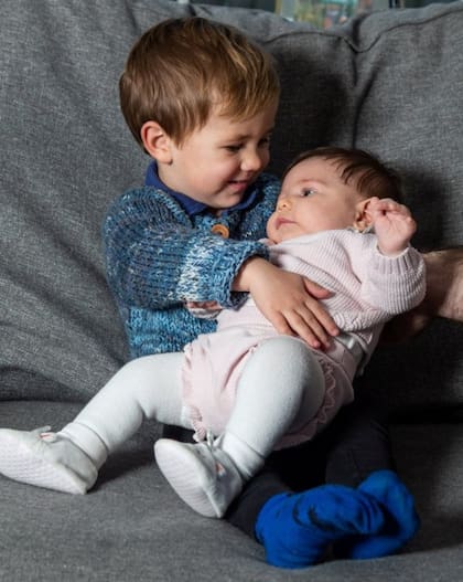 "Los hermanos sean unidos": Cameron (2) e Isabella, cómplices