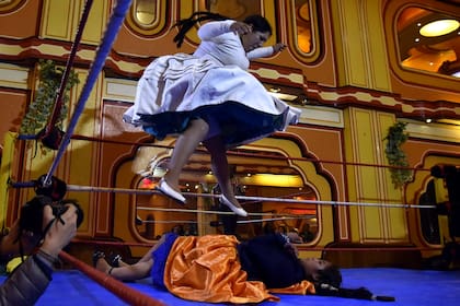 "Martha La Altena" (arriba) y "Susana La Bonita" participan en un vuelo de lucha libre en El Alto