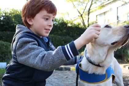 "Me llena de emoción verlos juntos; que Benja pueda salir de casa y que esté tranquilo es lo más importante", cuenta su madre.
