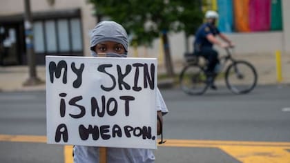 "Mi piel no es un arma", dice la pancarta de esta manifestante