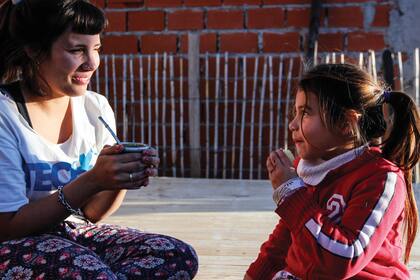 "Miradas", luego del primer da de construccin de la casa para la familia, el piso ya est puesto y se pueden compartir momentos para comprender mejor el para qu y el por qu del trabajo voluntario.