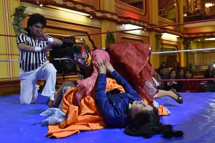 "Nelly La Pankarita" (Nelly La pequeña flor en idioma aimara) (arriba) y Wara