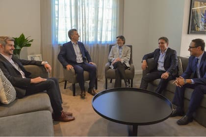 Marcos Peña, Mauricio Macri, Alberto Abad, Nicolás Dujovne y Leonardo Cuccioli durante la gestión de Cambiemos