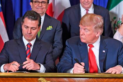 "No vale copiarse". Trump junto a Enrique Peña Nieto en la firma de un acuerdo