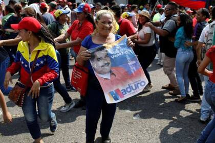 "Nosotros tenemos una solidez en la legitimidad y el apoyo popular", asegura Maduro.